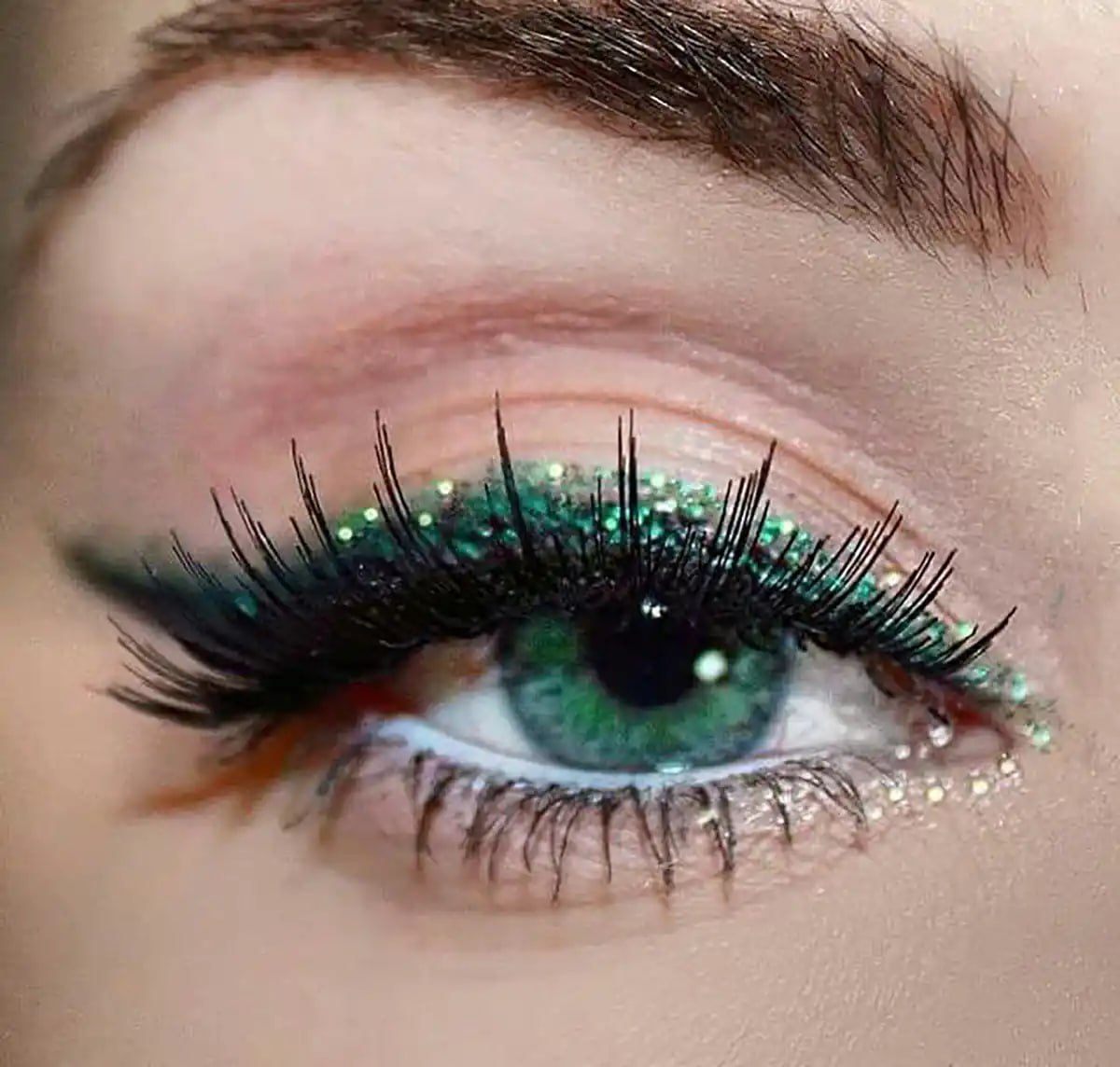 سایه چشم لباس سبز